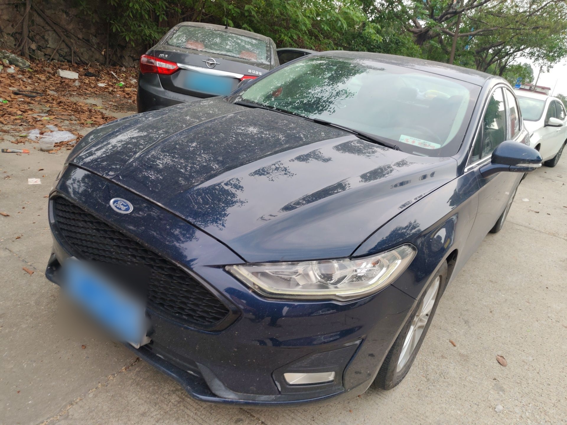 Под передней частью автомобиля