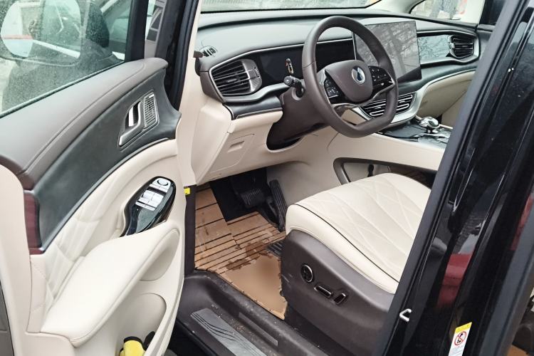 Used Denza D9 2024 DM-i 1050 Luxury Model Driver Seat