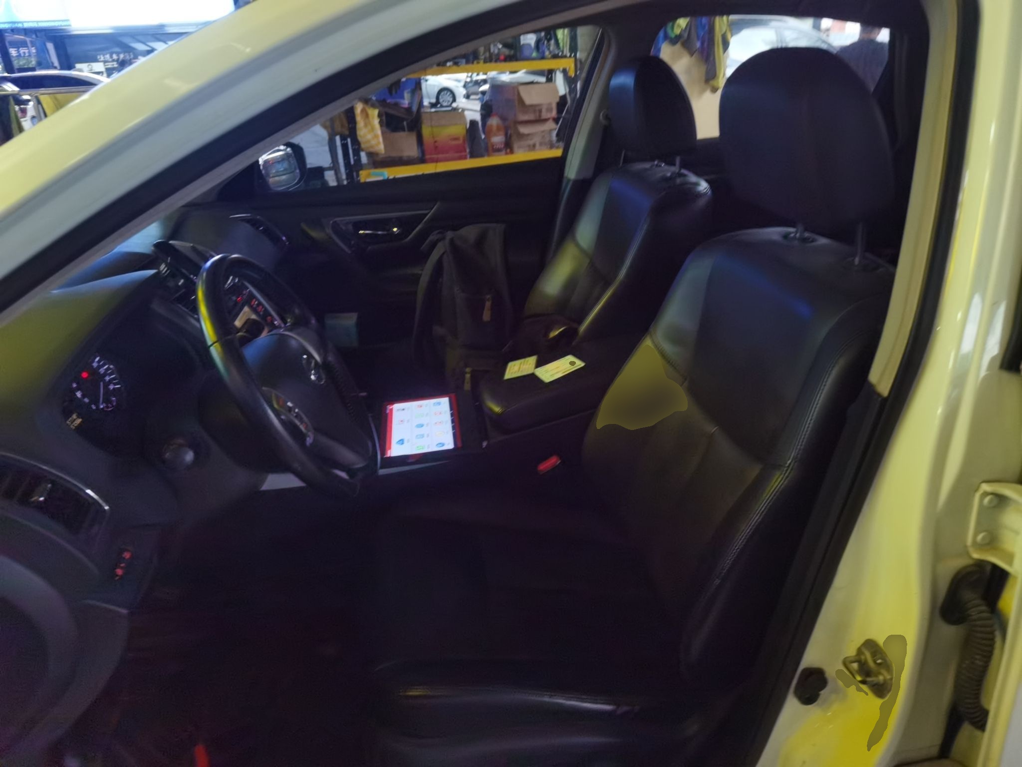 المقاعد الأمامية داخل السيارة