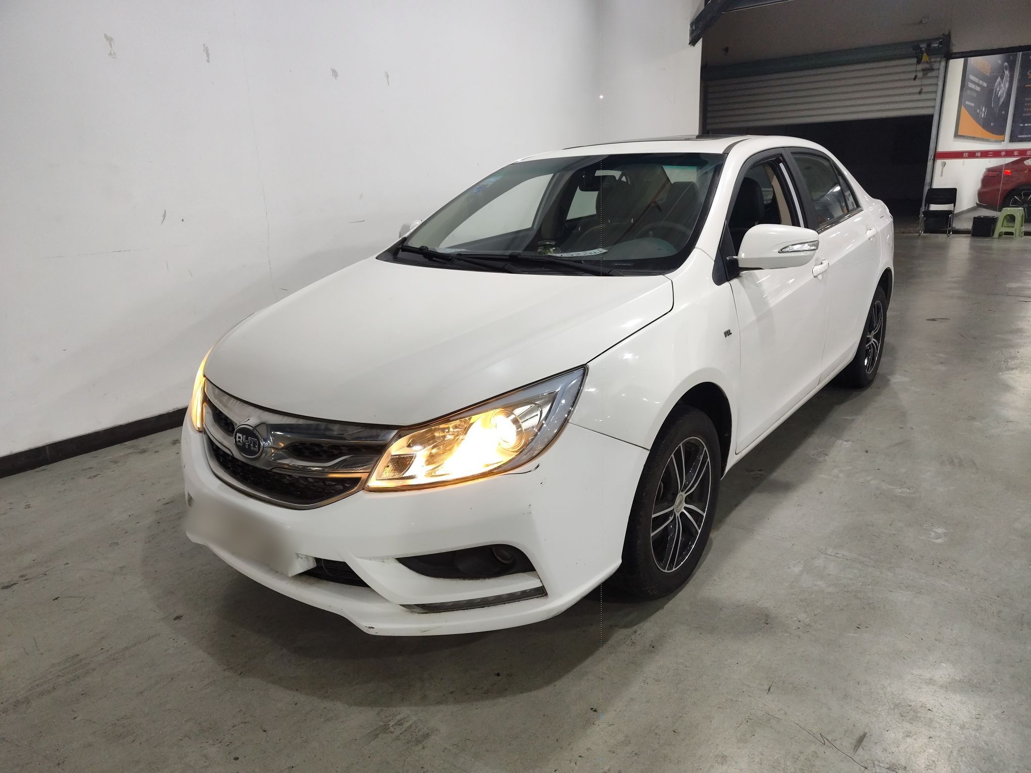 تحت مقدمة السيارة