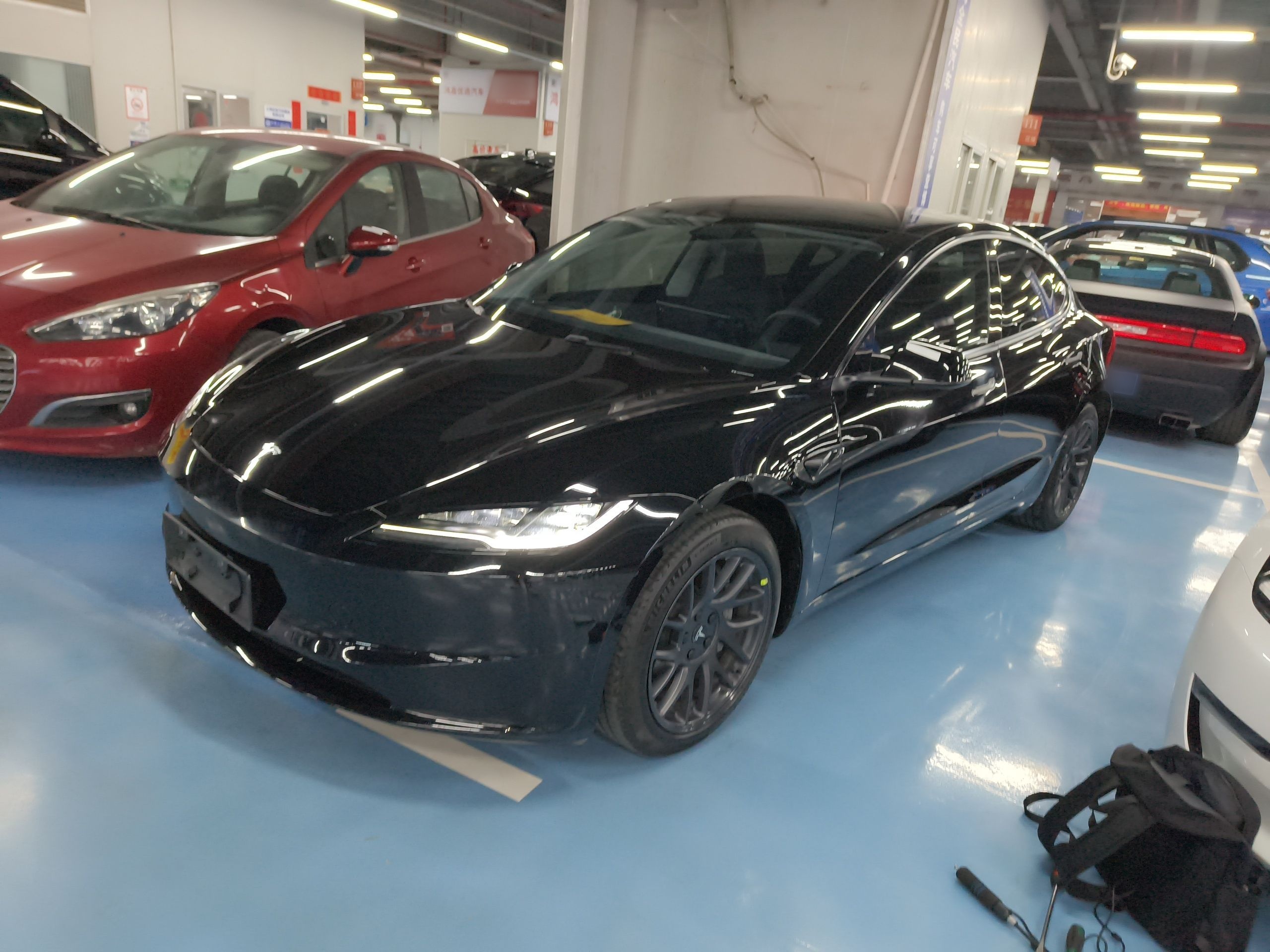 Под передней частью автомобиля