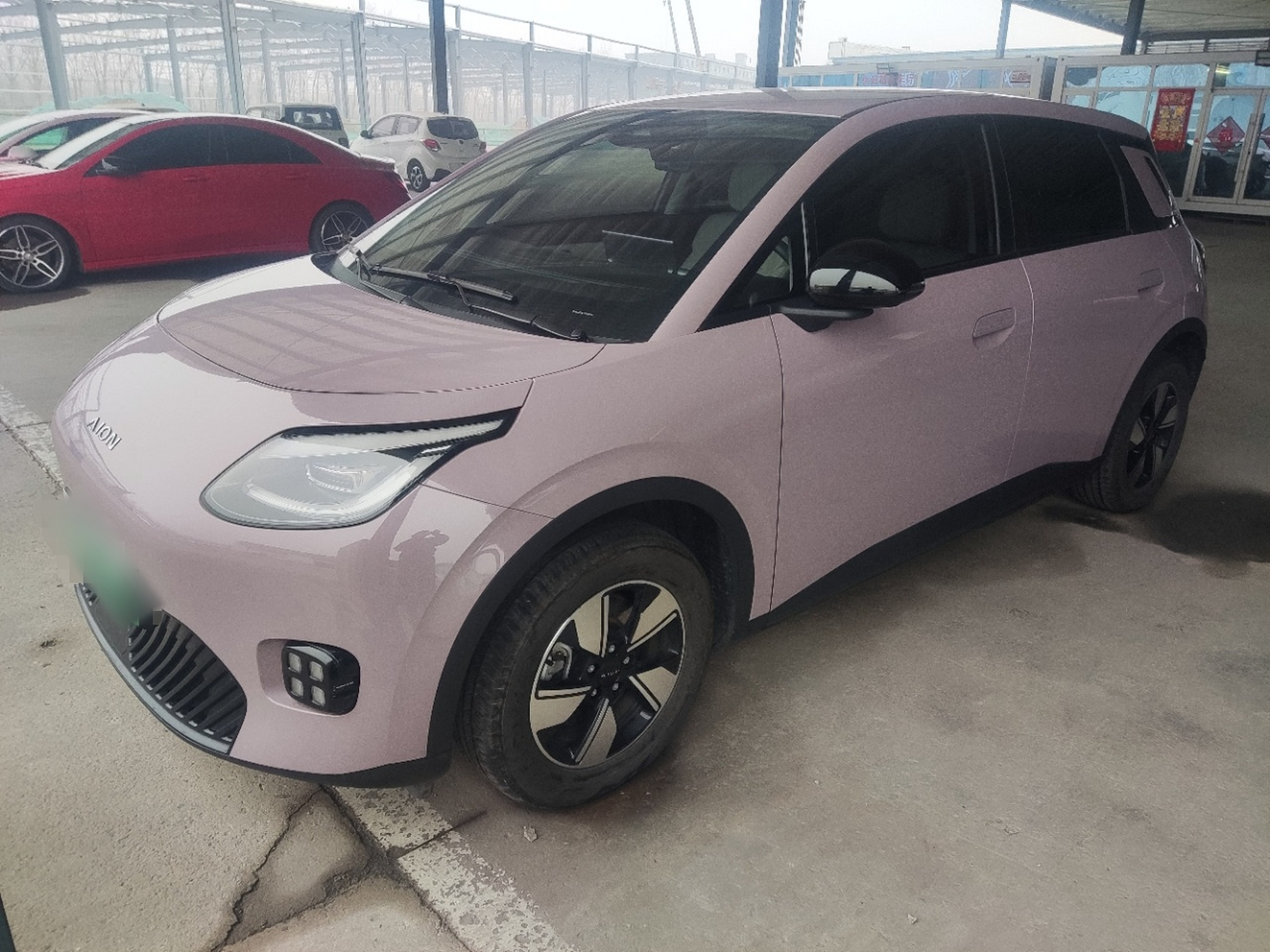 Под передней частью автомобиля