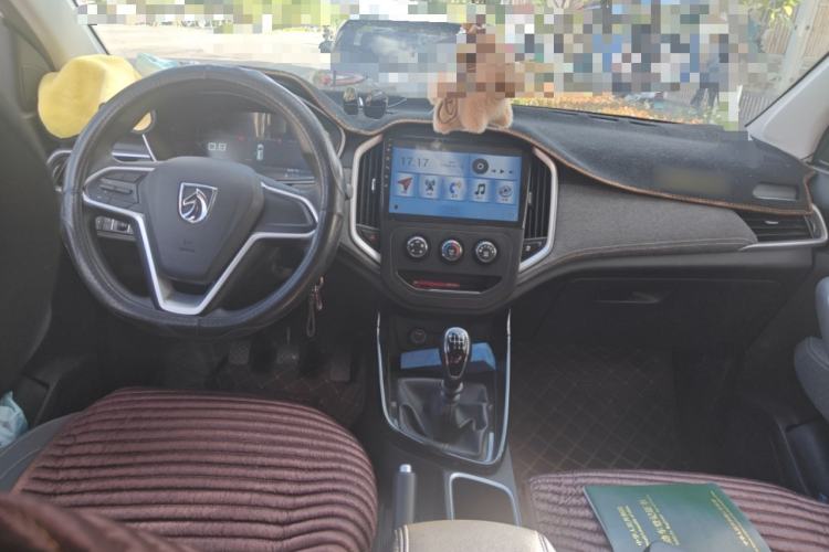 Used Baojun 530 2020 1.5T Manual Comfort Version 6 Seats Center Console