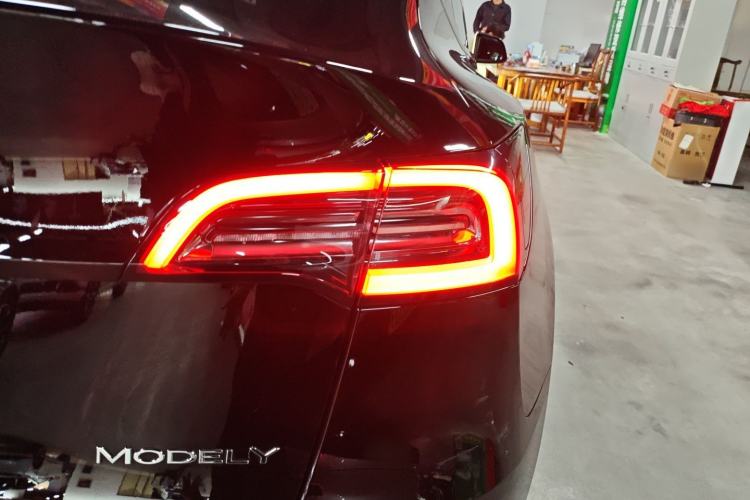Used Tesla Model Y 2022 Long-Range All-Wheel-Drive Version Right Rear Taillight