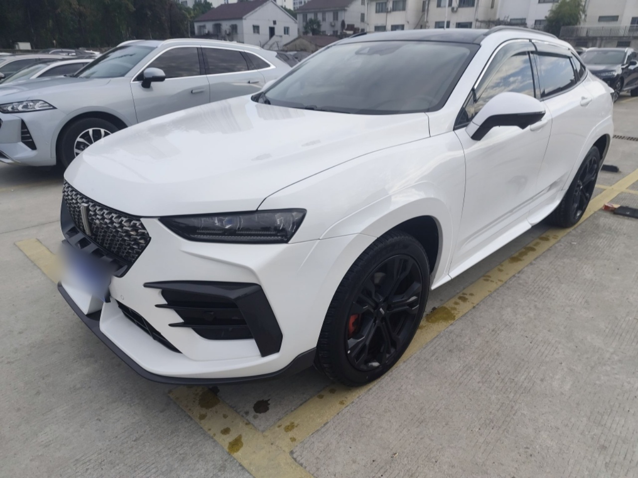 تحت مقدمة السيارة