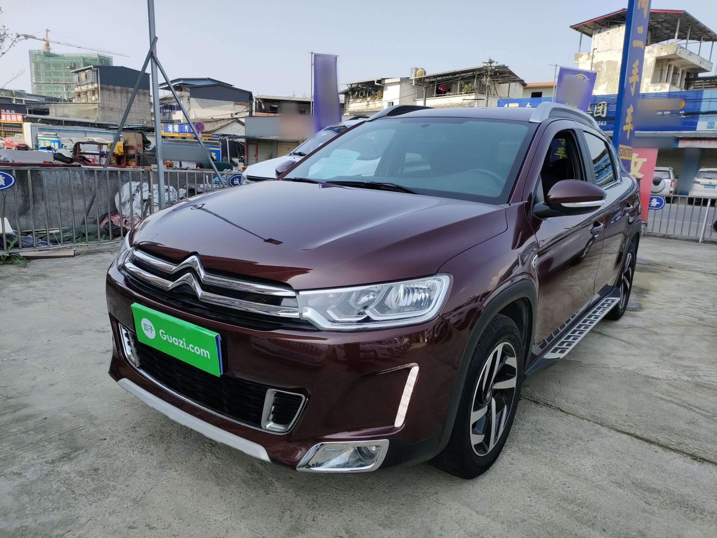 تحت مقدمة السيارة