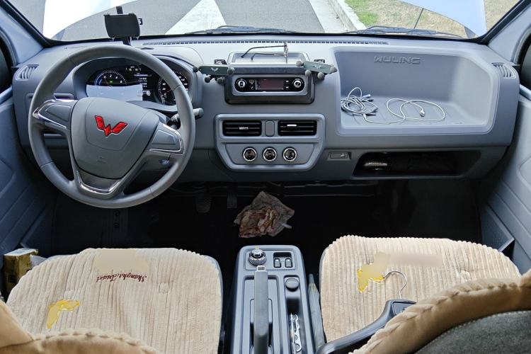 Used Wuling Yangguang 2024 300KM Comfort Version Passenger Van 75kW Center Console