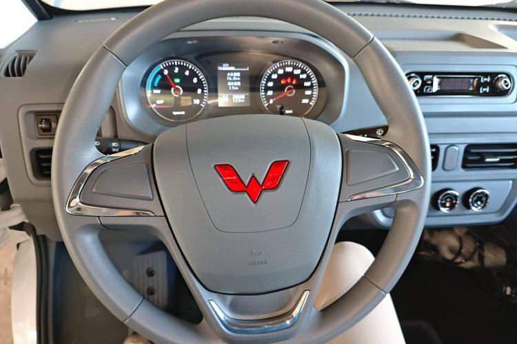 Used Wuling Yangguang 2024 300KM Comfort Version Passenger Van 75kW