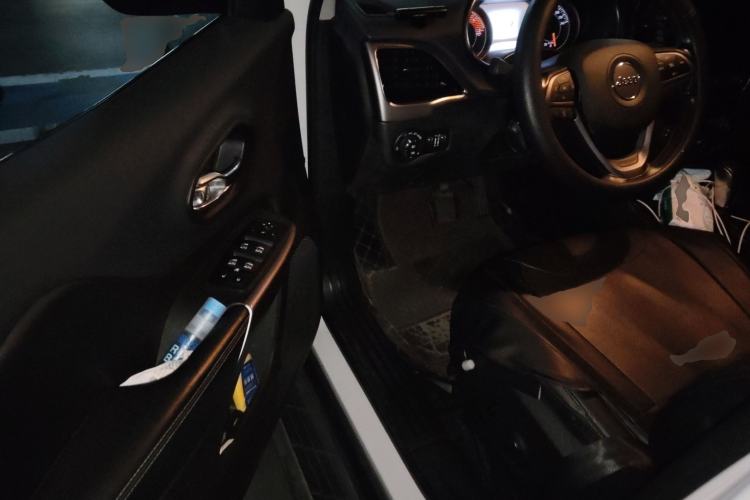 Used Jeep Cherokee 2020 2.0T Two-Wheel Drive Leading Edition
