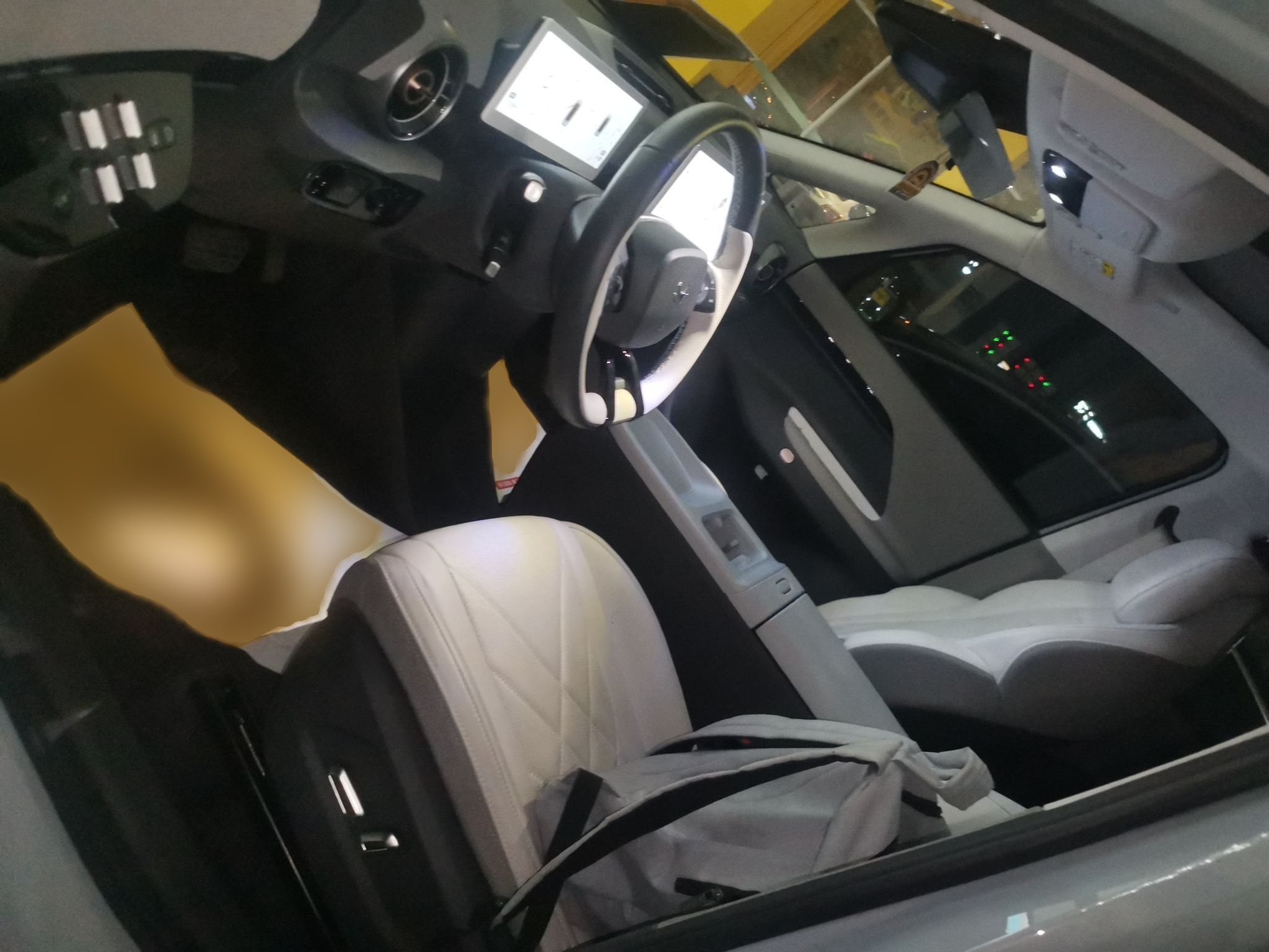 المقاعد الأمامية داخل السيارة