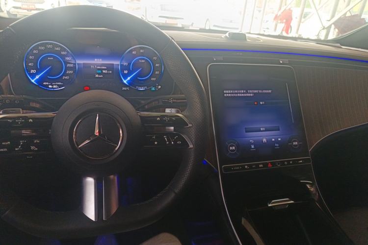 Used Mercedes-Benz EQE SUV 2024 500 4MATIC Luxury Edition Center Console