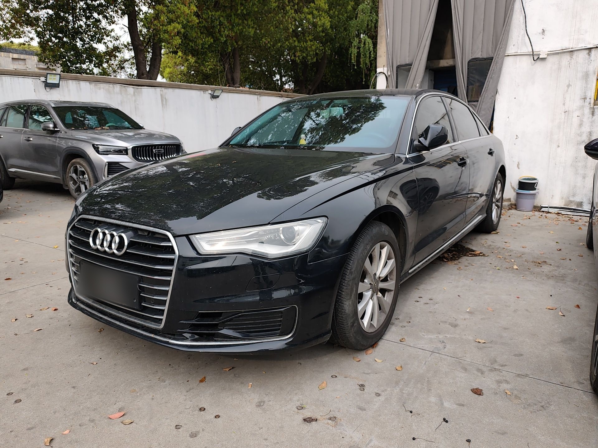 Под передней частью автомобиля