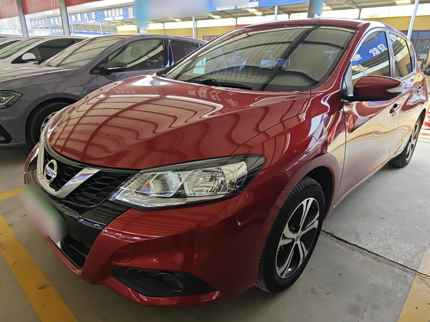 تحت مقدمة السيارة