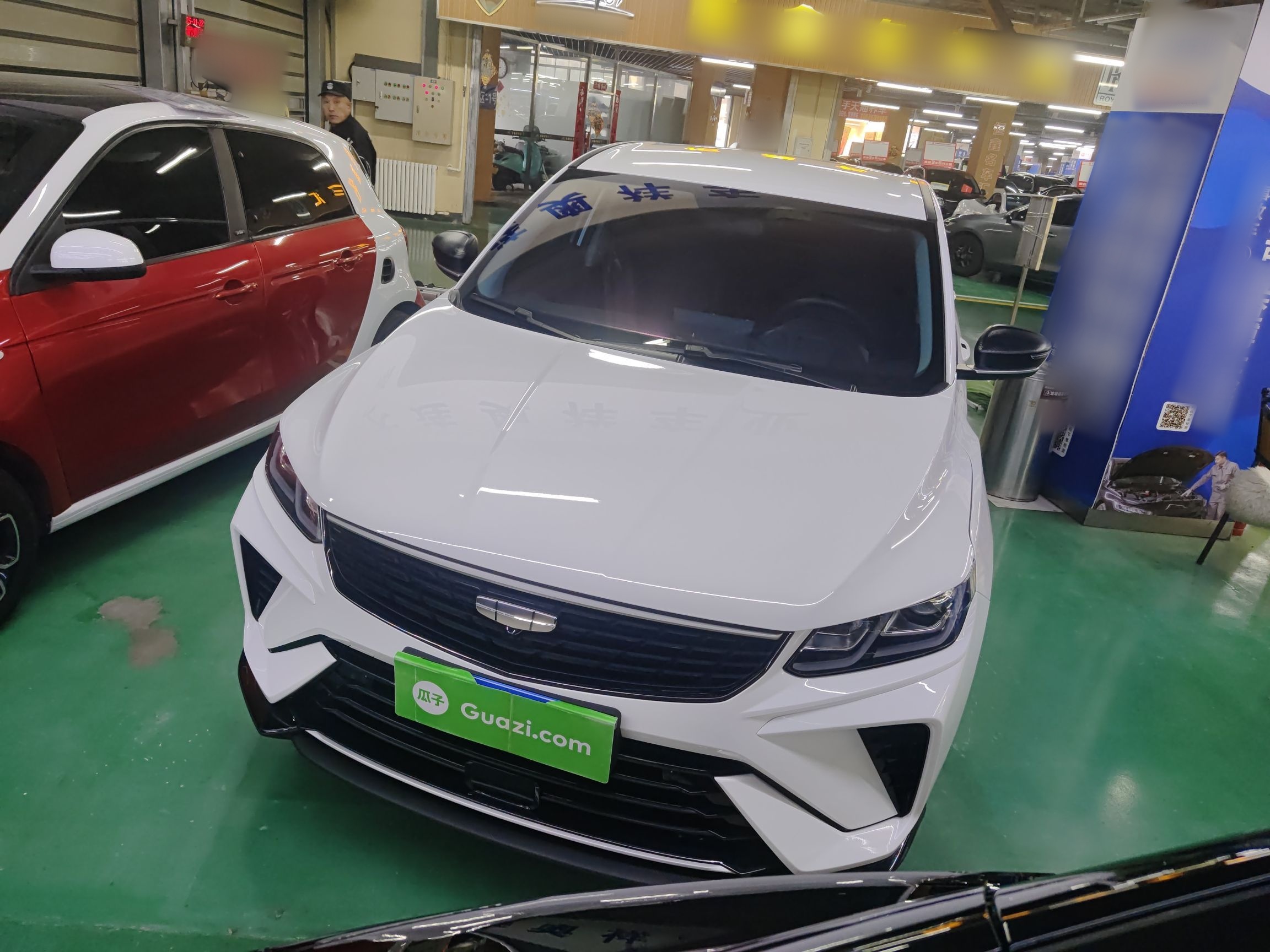 تحت مقدمة السيارة