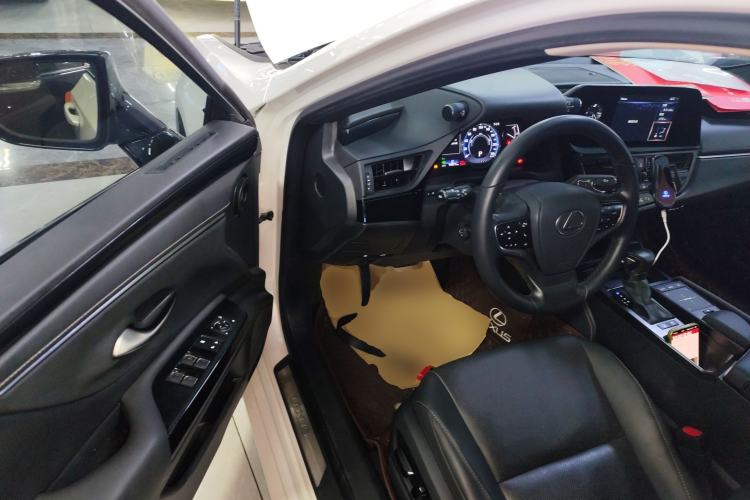 Used Lexus ES 2021 300h Excellence Edition
