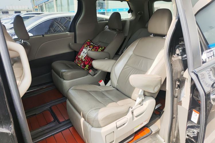 Used Toyota SIENNA 
