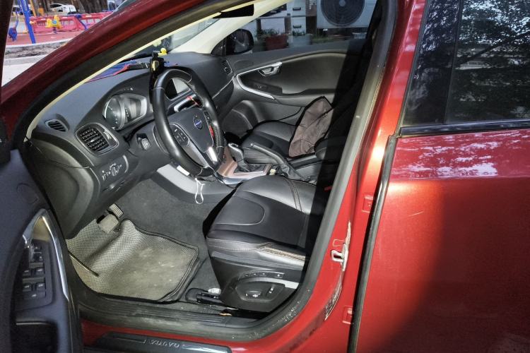 Used Volvo V40 2014 Cross Country T5 AWD Smart Luxury Edition Left Front Seat