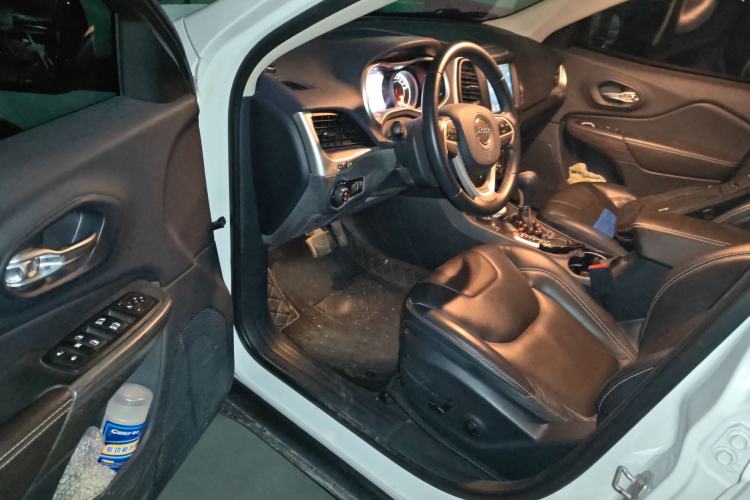 Used Jeep Cherokee 2016 2.4L Professional Smart Version
