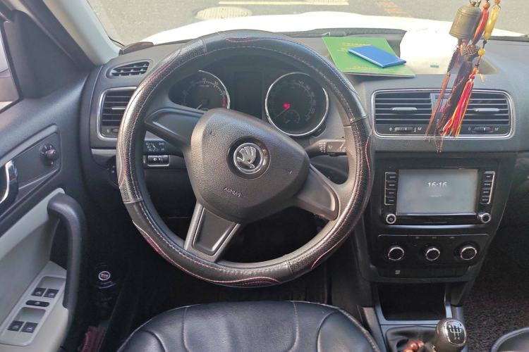 Used Skoda Yeti 2016 1.6L Manual Front-Wheel-Drive Version Steering Wheel