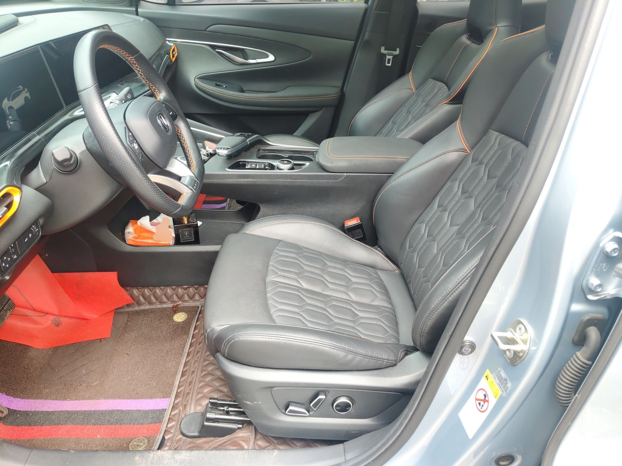 المقاعد الأمامية داخل السيارة