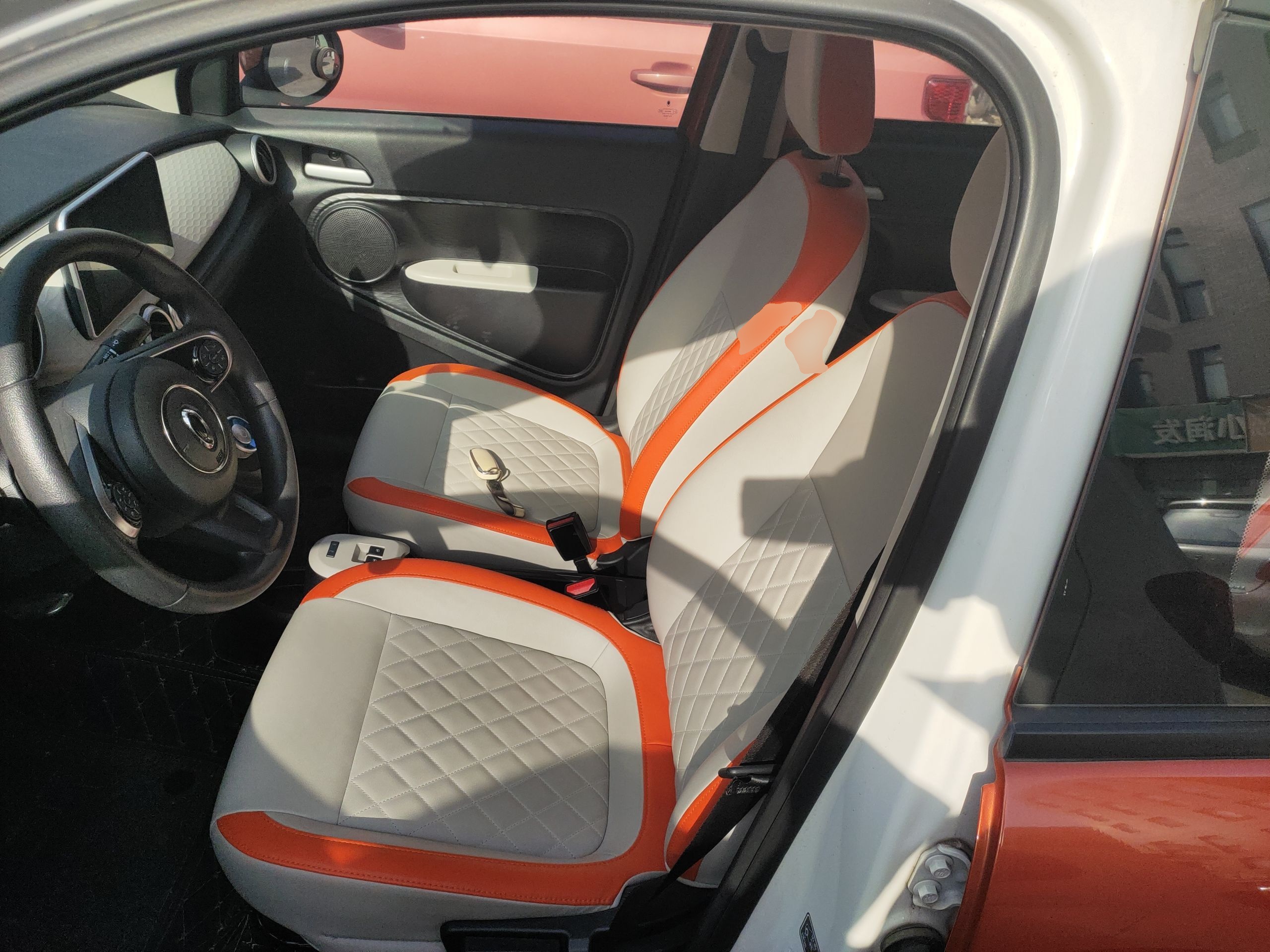 المقاعد الأمامية داخل السيارة