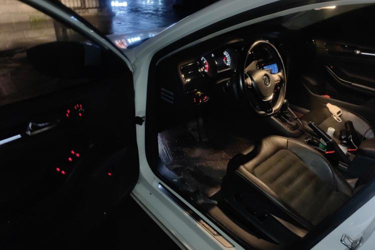 Used Volkswagen Sagitar 2015 230TSI Automatic Luxury Model Driver Seat