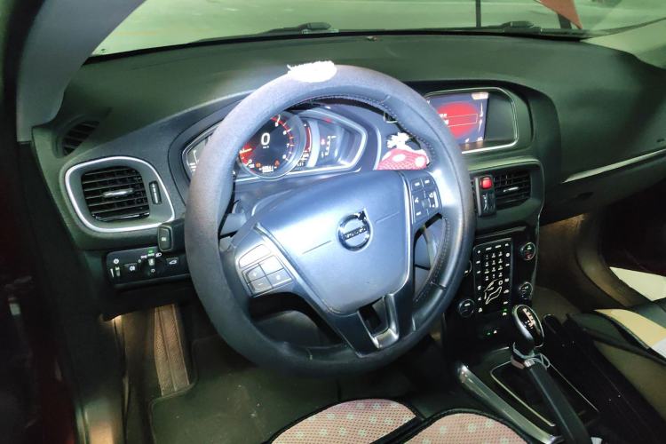 Used Volvo V40 2018 T3 Zhiyi Edition Center Console