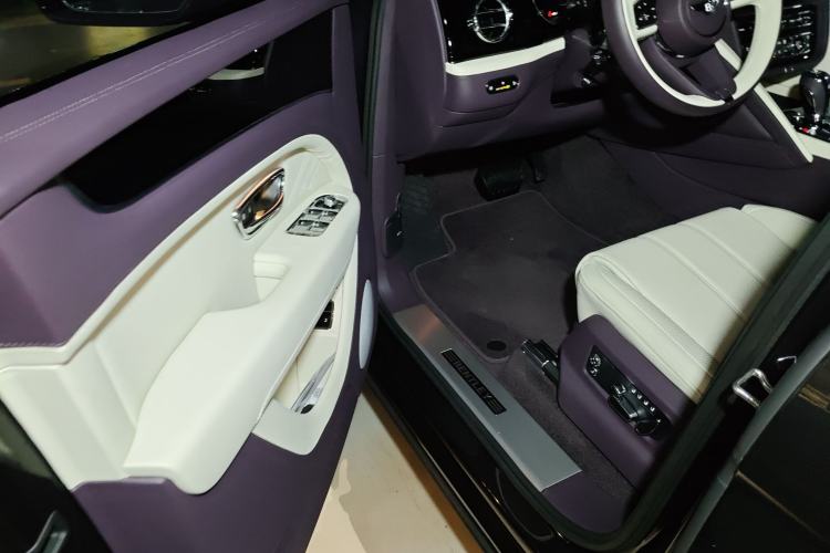 Used Bentley Bentayga 2024 4.0T V8 Long-Wheelbase Version Driver Seat