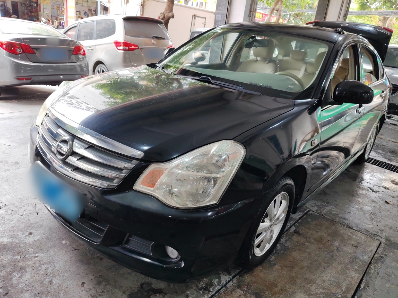 تحت مقدمة السيارة