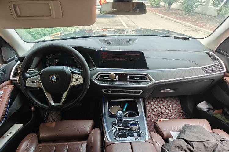 Used BMW X7 2022 xDrive40i Luxury Package with Leading Features Center Console