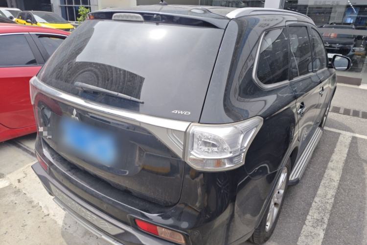 Used Mitsubishi Outlander 2014 2.4L 4x4 Deluxe Value Edition 7 Seats Rear Right 45 Deg