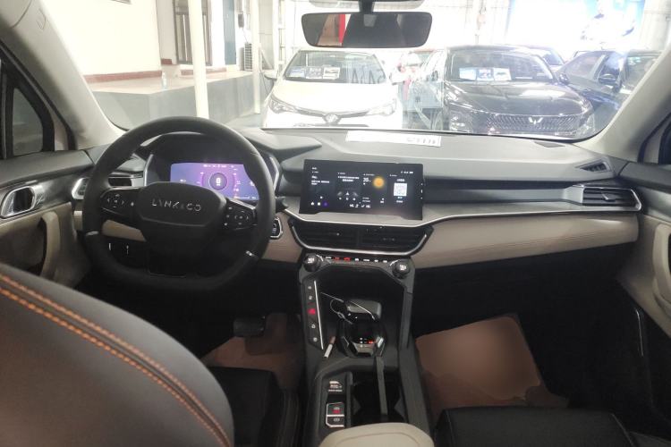 Used Lynk & Co 06 EM-P 2022 PHEV 84 km Range Pro Version Center Console