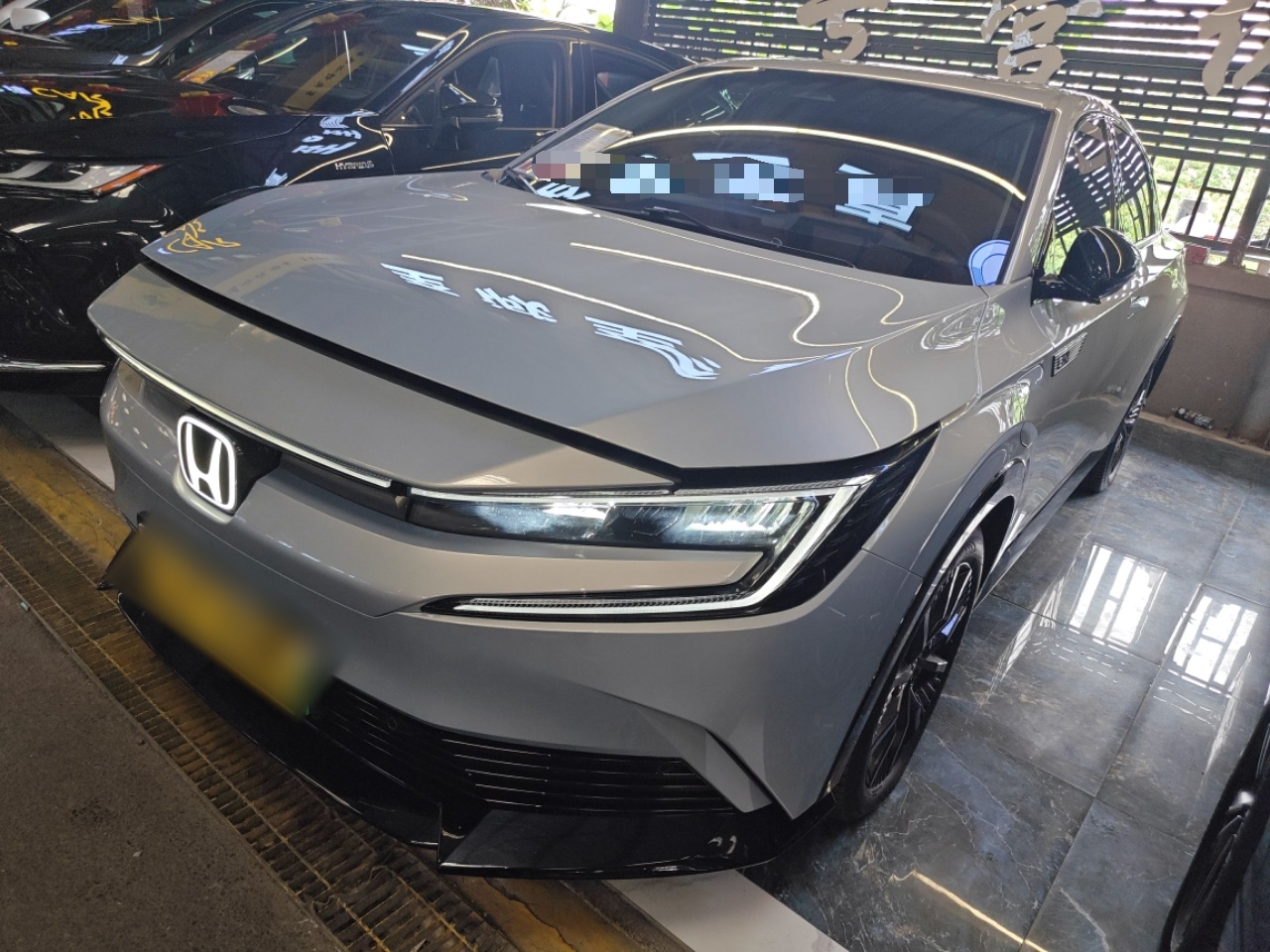 تحت مقدمة السيارة