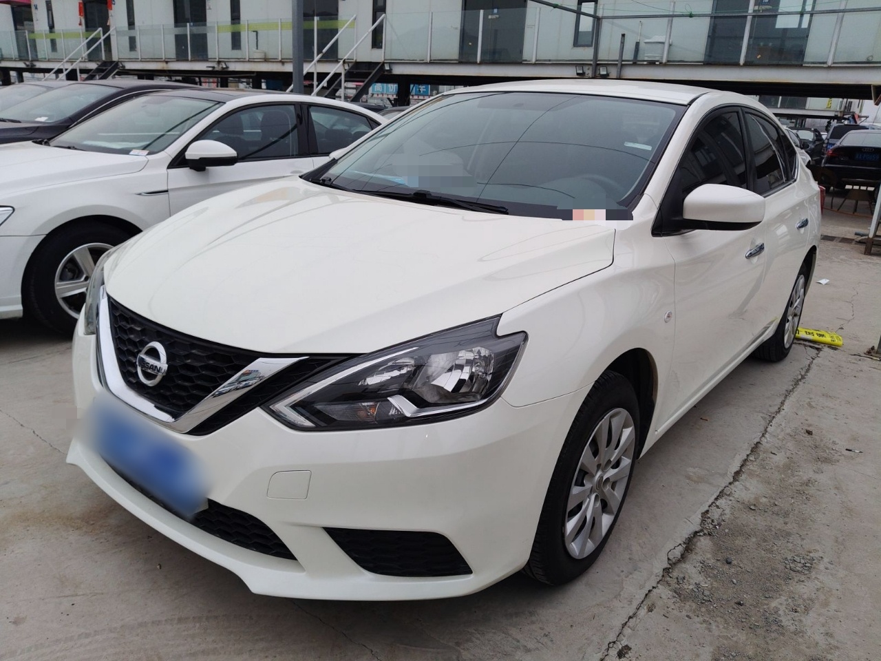 تحت مقدمة السيارة