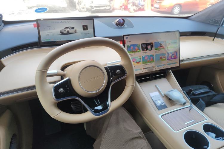 Used Hima Luxeed R7 2025 Extended-Range 251km Pro Center Console