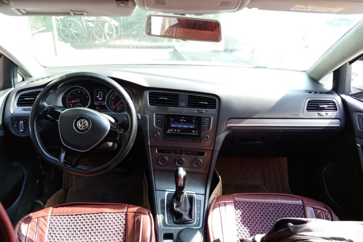 Used Volkswagen Golf 2016 230TSI Automatic Comfort Version Center Console