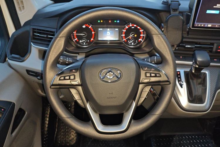 Used SAIC MAXUS Xintu V90 2022 2.0T Automatic Zhiyun King Rear-Drive Long Wheelbase High-Roof Design with Single Rear Tire—6/7 Seater
