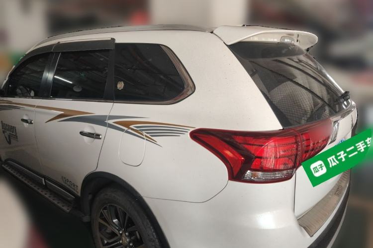 Used Mitsubishi Outlander 2016 2.4L 4x4 Luxury Edition 7-Seater
