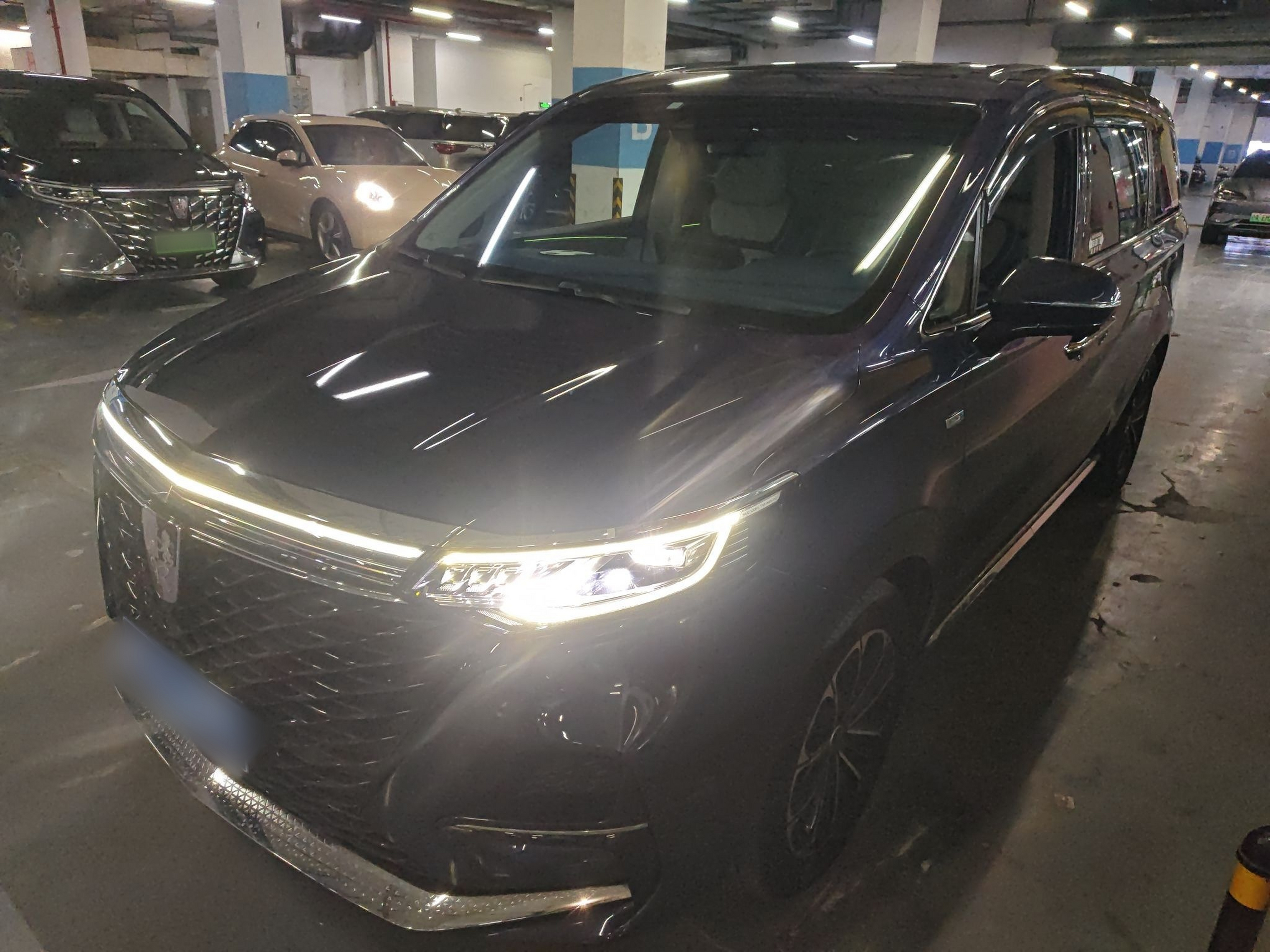 Под передней частью автомобиля