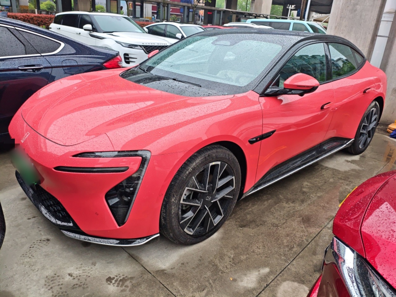 Под передней частью автомобиля