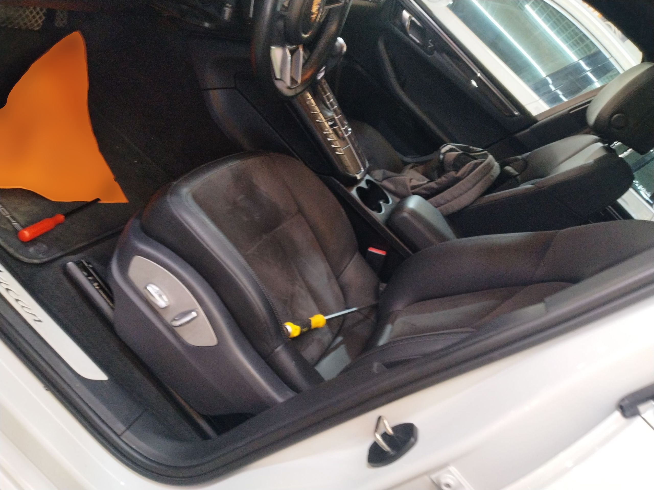 Переднее сиденье в автомобиле