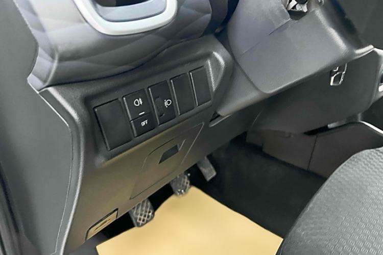 Used Jinbei Gold Hiace M Classic 2022 Panda Edition 1.5L Engineering Lion Passenger Van 6 Seats