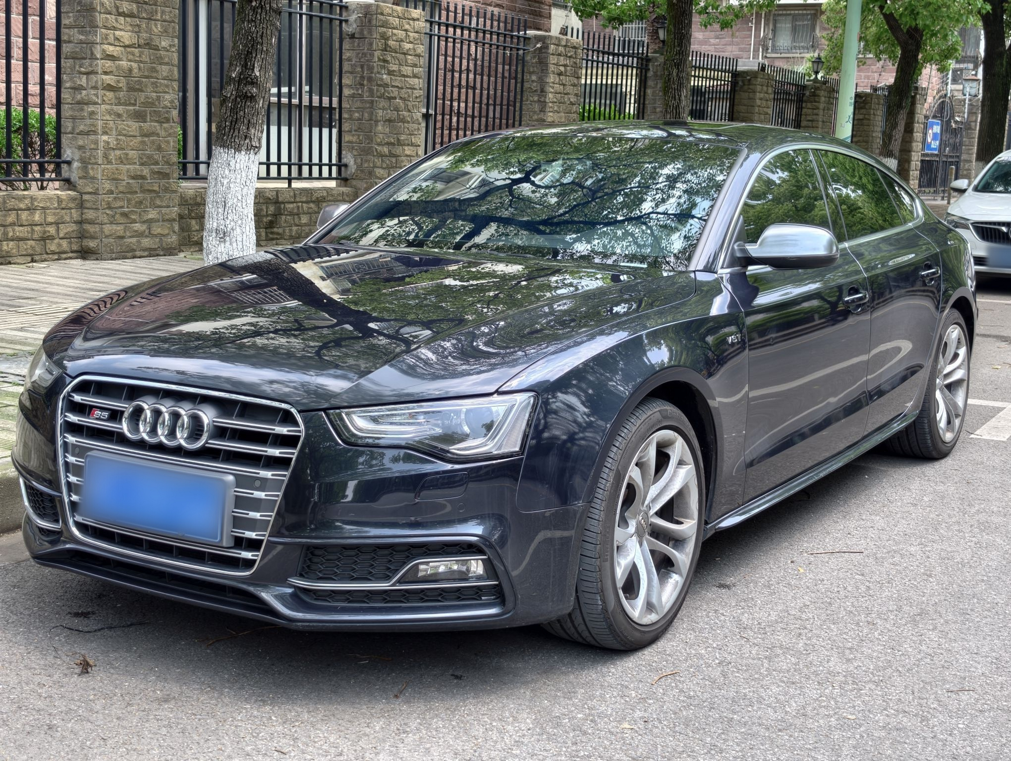 Под передней частью автомобиля