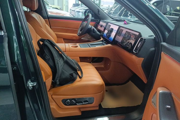 Used Hima AITO M8 2025 Extended-Range Ultra Version 53.4 kWh 6-Seater Edition Right Front Seat