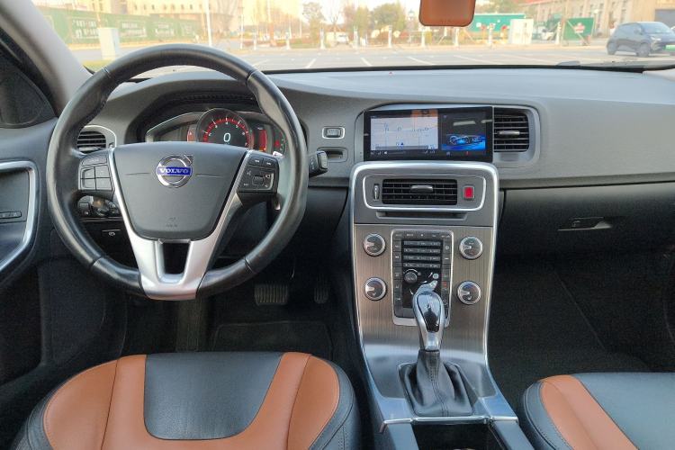 Used Volvo V60 2016 Cross Country T6 AWD
