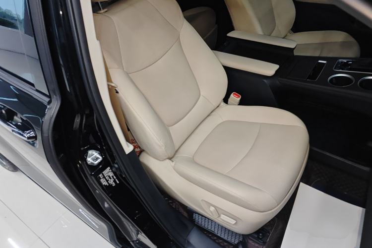 Used Toyota Granvia 2022 2.5L Hybrid Premium Edition Right Front Seat