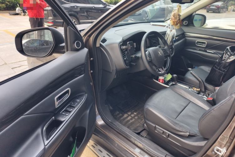 Used Mitsubishi Outlander 2018 2.0L Two-Wheel Drive Glory Edition 5 Seats Driver Seat