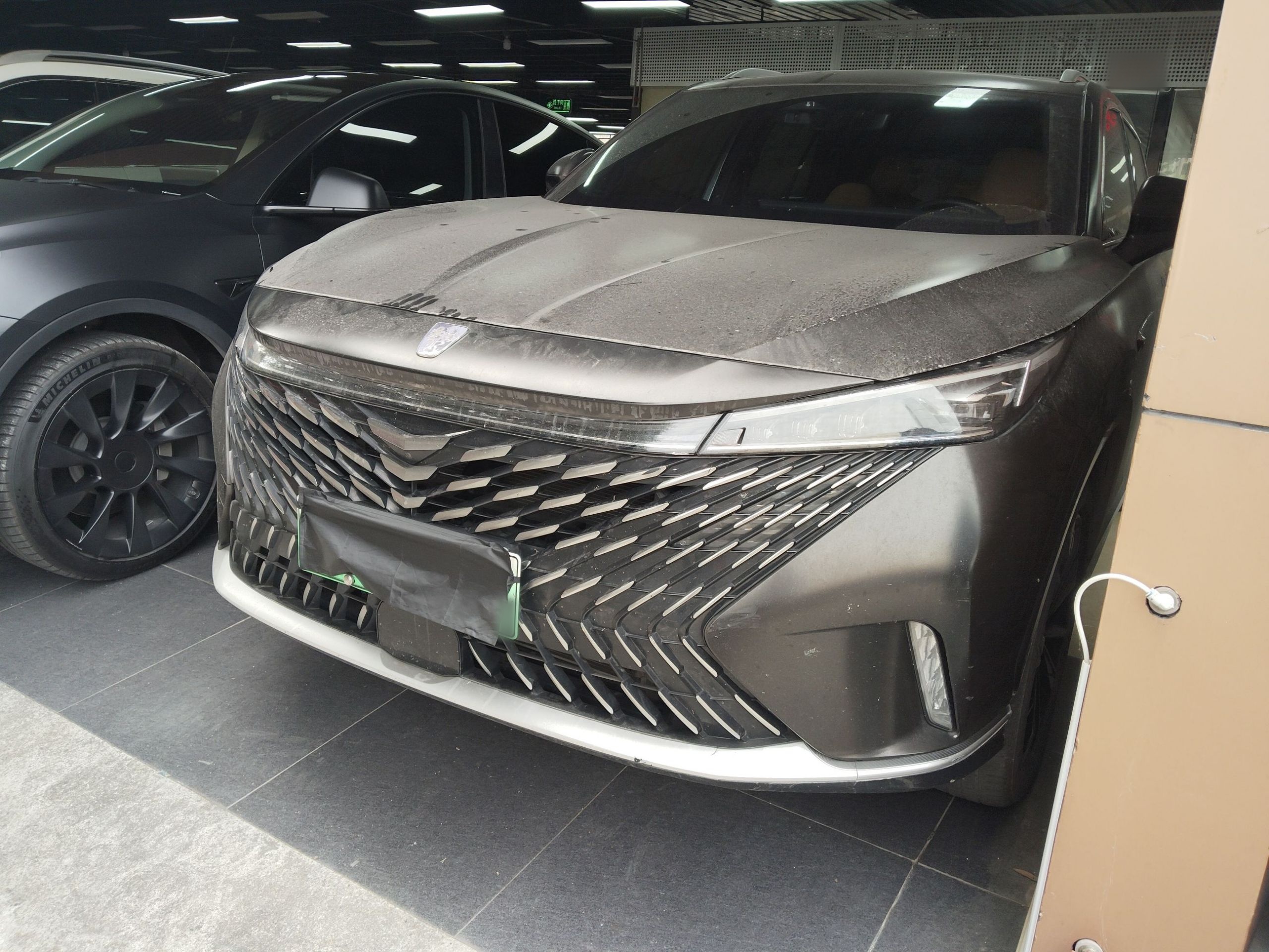 تحت مقدمة السيارة