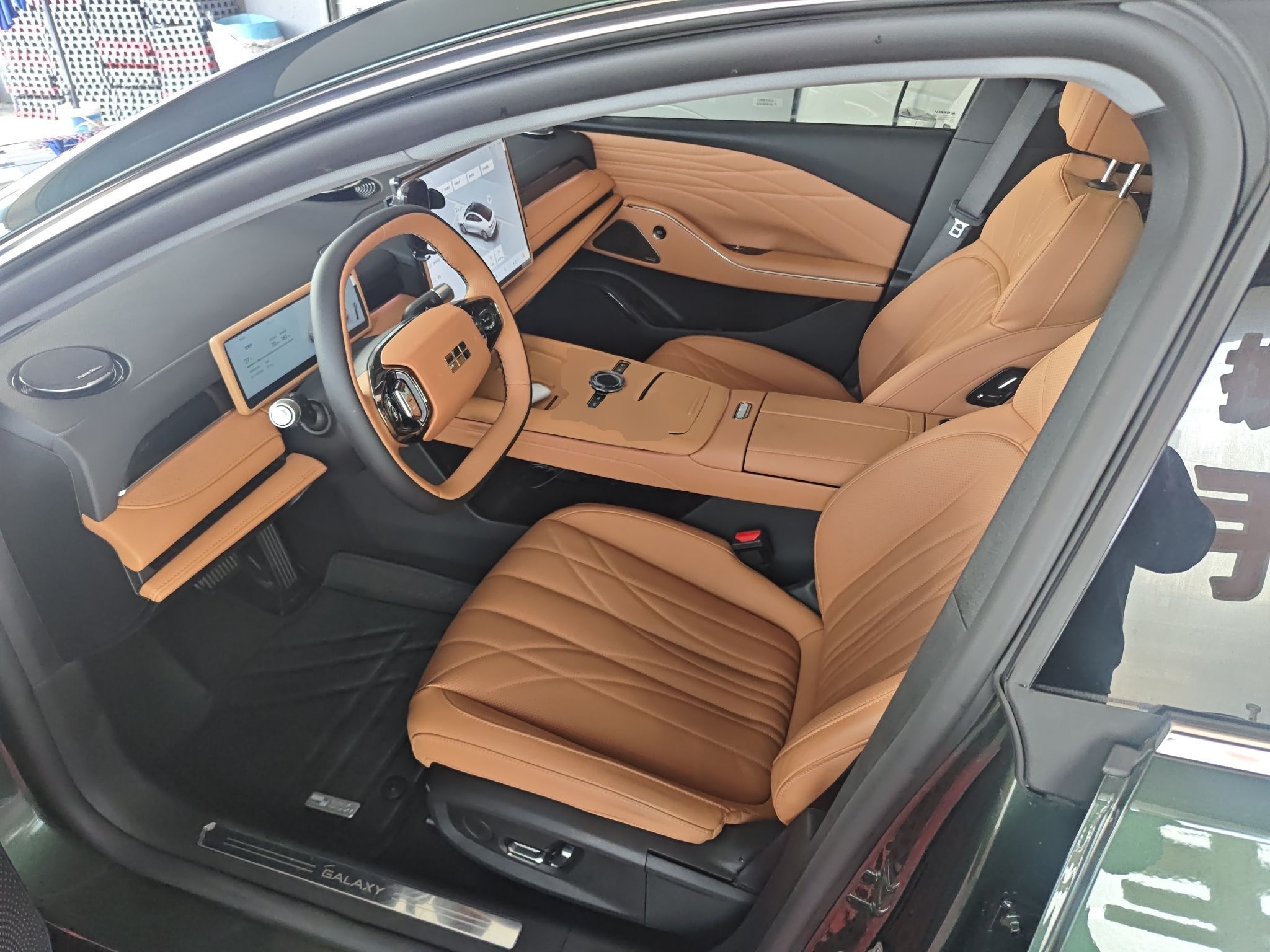 المقاعد الأمامية داخل السيارة