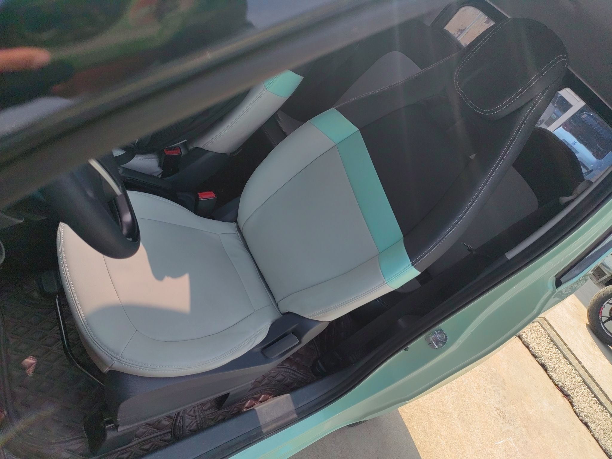 المقاعد الأمامية داخل السيارة